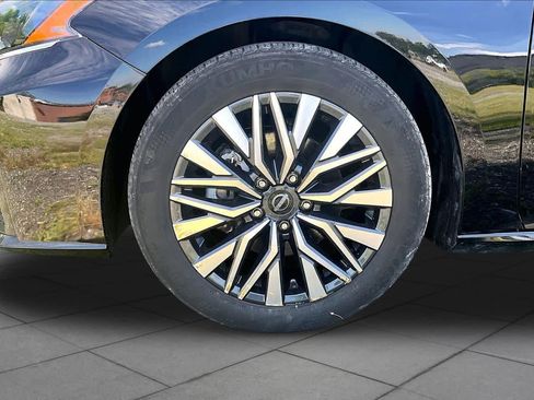 Used 2025 Nissan Altima 2.5 SV FWD image 11
