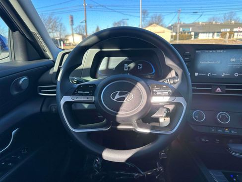 Used 2024 Hyundai Elantra SE image 12