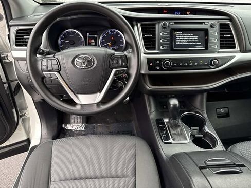 Used 2019 Toyota Highlander LE image 17