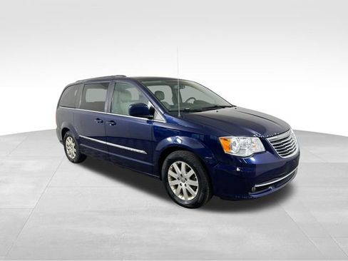 Used 2016 Chrysler Town & Country Touring FWD image 8