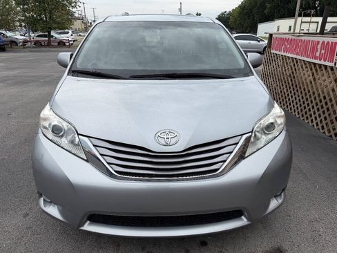 Used 2016 Toyota Sienna XLE FWD image 3