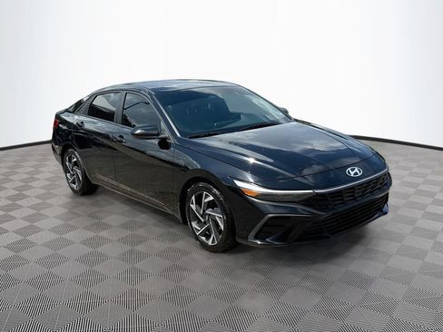 Used 2025 Hyundai Elantra Sport FWD image 4