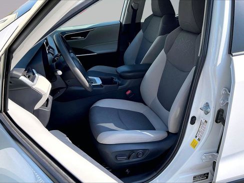 Used 2025 Toyota RAV4 XLE AWD/4WD image 24