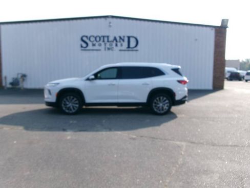 Used 2025 Buick Enclave Preferred AWD/4WD image 1