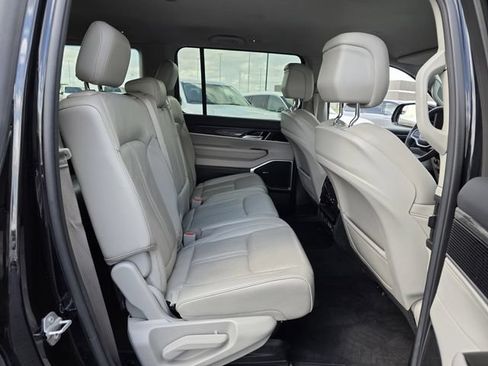 Used 2022 Jeep Wagoneer Series III AWD/4WD image 29