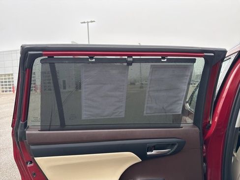 Certified 2021 Toyota Highlander XLE image 17