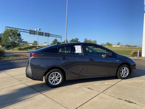 Used 2018 Toyota Prius Four image 11