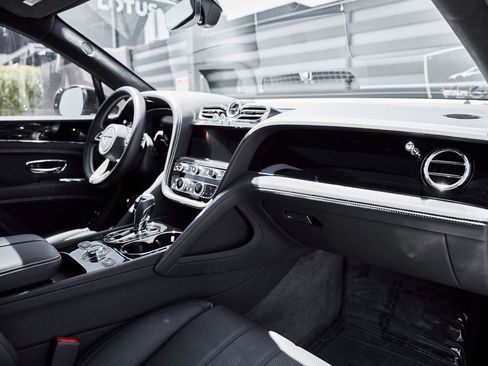 Used 2024 Bentley Bentayga AWD/4WD image 38