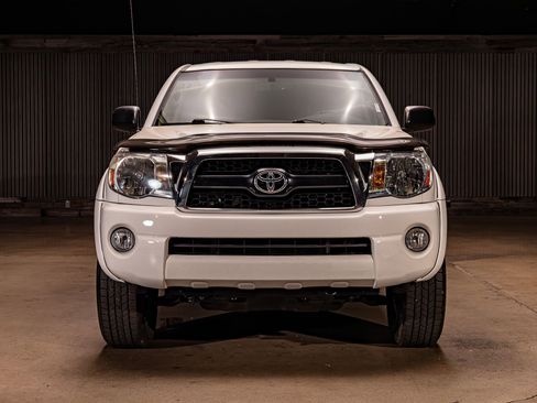 Used 2011 Toyota Tacoma PreRunner w/ SR5 Pkg #2 image 2