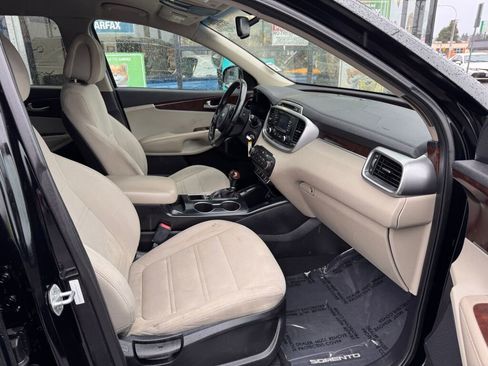 Used 2016 Kia Sorento LX w/ LX Convenience Package image 18