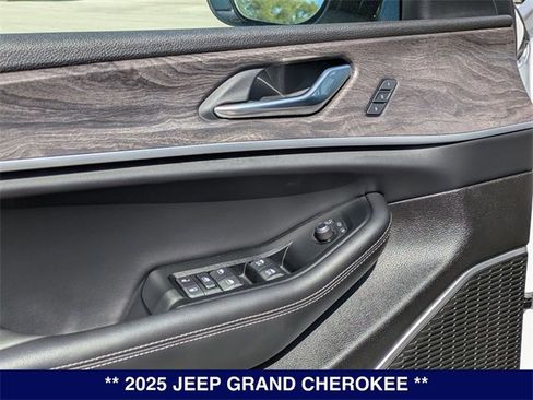 New 2025 Jeep Grand Cherokee Limited w/ Black Appearance Package image 15