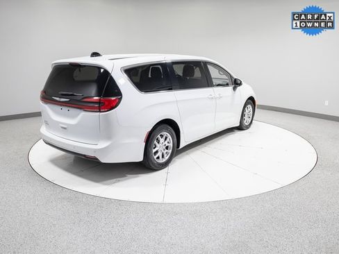 Used 2023 Chrysler Pacifica Touring-L image 29