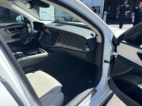 Used 2025 Mercedes-Benz E 350 Sedan image 12