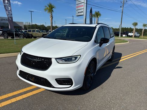 New 2026 Chrysler Pacifica Limited w/ S Appearance Package image 3