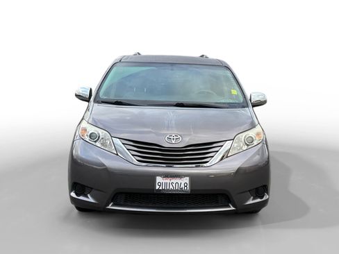 Used 2017 Toyota Sienna LE image 8
