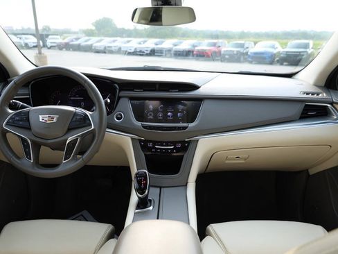 Used 2017 Cadillac XT5 Luxury w/ Driver Awareness Package AWD/4WD image 14