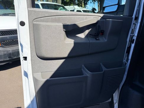 Used 2016 Chevrolet Express 2500 RWD image 33