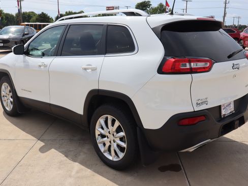 Used 2017 Jeep Cherokee Limited w/ Luxury Group AWD/4WD image 7