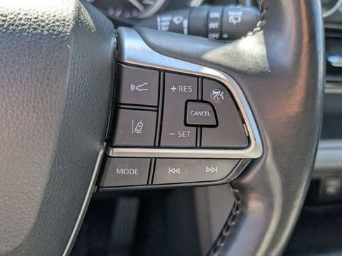 Used 2022 Toyota Highlander XLE image 32