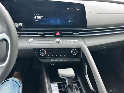 Used 2024 Hyundai Elantra SEL image 4