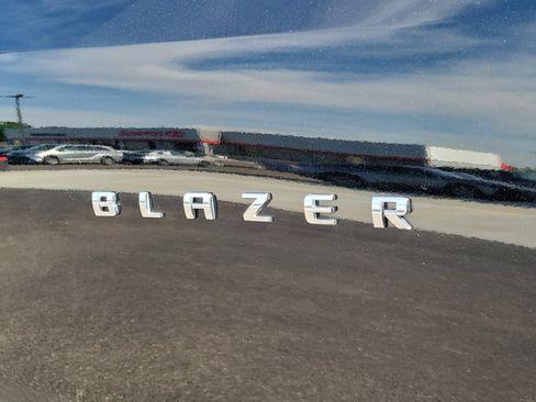 Used 2025 Chevrolet Blazer LT FWD image 6