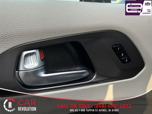 Used 2024 Chrysler Pacifica Limited FWD image 35