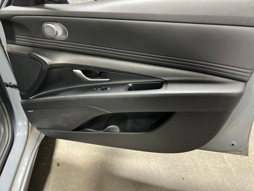 Used 2021 Hyundai Elantra Limited FWD image 11