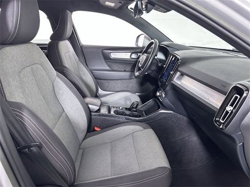 Used 2023 Volvo XC40 B5 Core image 29