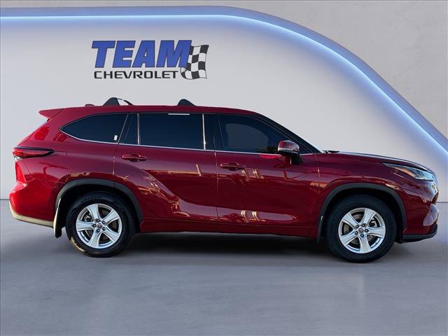 Used 2021 Toyota Highlander LE AWD/4WD image 4