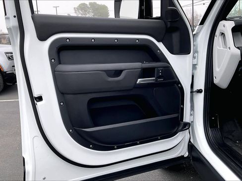 Used 2025 Land Rover Defender 110 S image 26