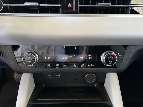 New 2025 Mitsubishi Outlander SE image 39