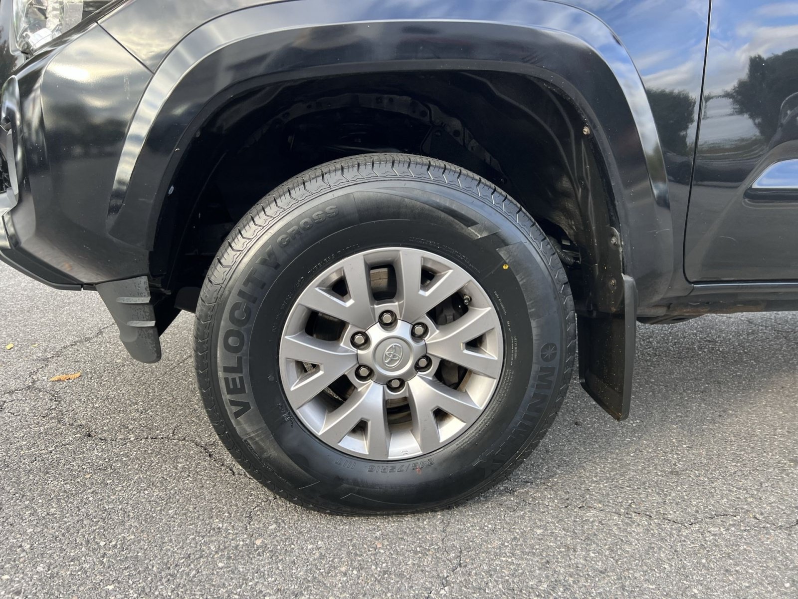 Used 2018 Toyota Tacoma SR5 AWD/4WD image 12