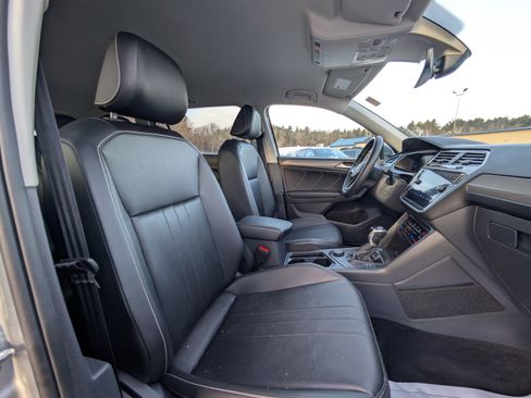 Used 2023 Volkswagen Tiguan SE image 40