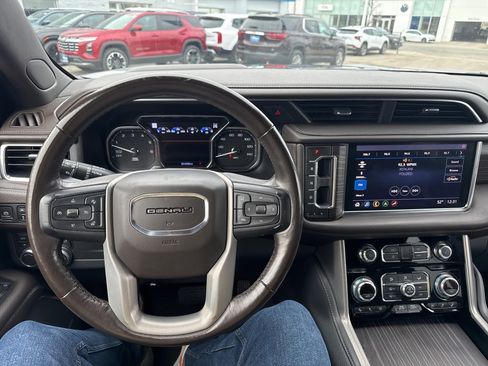 Used 2021 GMC Yukon XL Denali w/ Denali Premium Package image 18