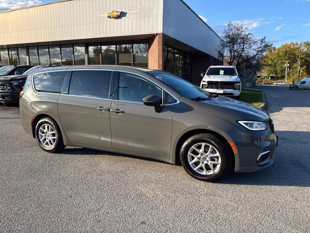 Used 2023 Chrysler Pacifica Touring-L FWD image 5