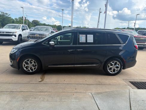 Used 2020 Chrysler Pacifica Limited FWD image 2