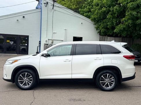 Used 2019 Toyota Highlander XLE AWD/4WD image 3