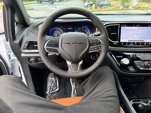New 2026 Chrysler Pacifica Pinnacle image 17