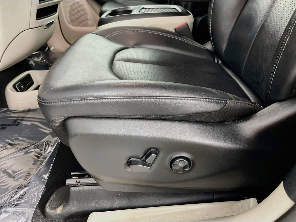 Used 2024 Chrysler Pacifica Touring-L FWD image 28