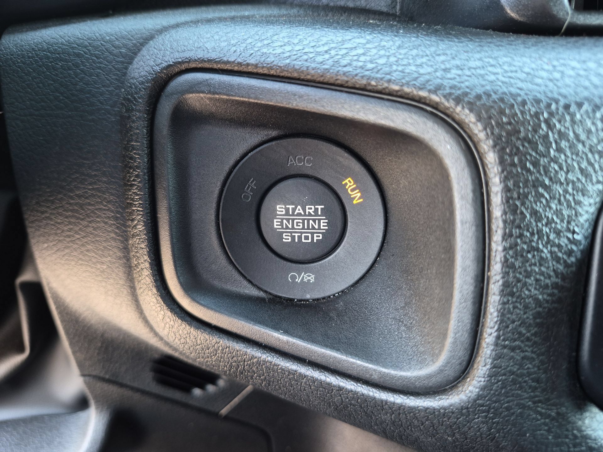 Used 2025 Jeep Gladiator Sport AWD/4WD image 16