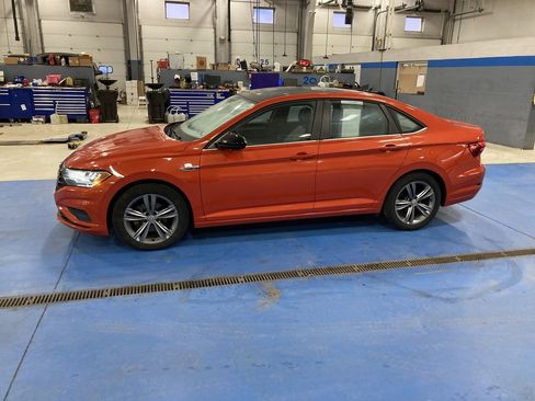 Used 2020 Volkswagen Jetta R-Line w/ R-Line Cold Weather Package image 4