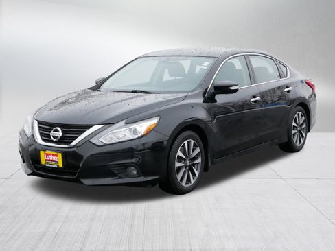 Used 2017 Nissan Altima 2.5 SV w/ Convenience Package image 3