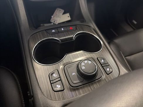 Used 2023 GMC Acadia SLT image 28