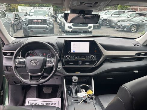 Used 2023 Toyota Highlander XLE AWD/4WD image 29