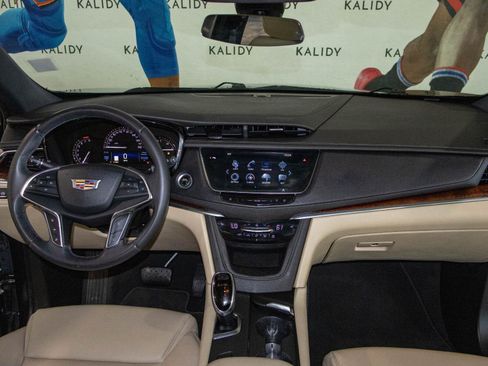 Used 2018 Cadillac XT5 Luxury w/ Driver Awareness Package FWD image 3