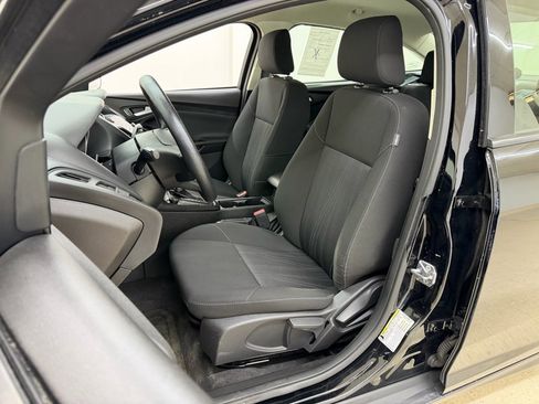 Used 2018 Ford Focus SE w/ SE Appearance Package image 17