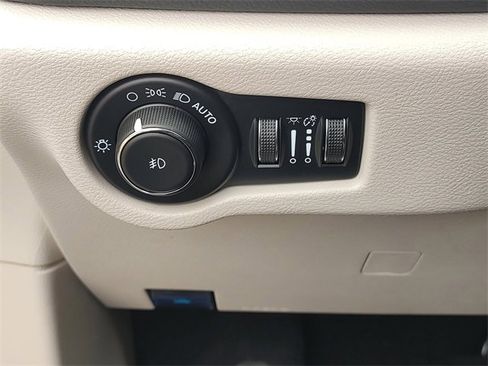 Used 2023 Chrysler Pacifica Touring-L image 27