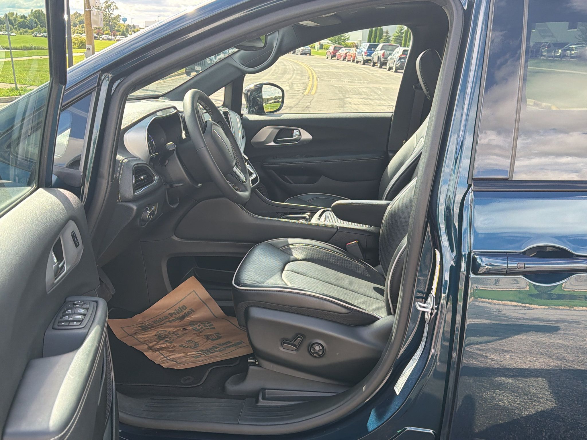Used 2025 Chrysler Pacifica Limited AWD/4WD image 13