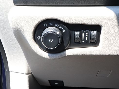 Used 2023 Chrysler Pacifica Touring-L FWD image 16
