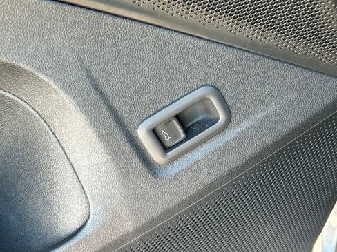 Certified 2025 Volkswagen Tiguan SE FWD image 20